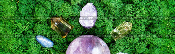 gemstones minerals on mysterious natural forest moss background, quartz and calcite crystals top view . Magic healing Rock for Reiki Crystal Ritual, Witchcraft, spiritual esoteric practice. Healing crystals on brown background. Стоковое фото, агентство Ingram Publishing / Фотобанк Лори
