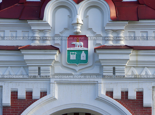 Герб Екатеринбурга образца 1783 года на фасаде музея СвЖД (Старый вокзал). Свердловская область, Екатеринбург, Вокзальная улица, 14. Редакционное фото, фотограф Алексей Иванов / Фотобанк Лори