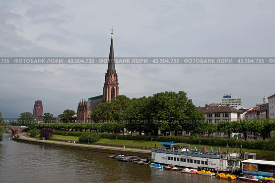Германия. Франкфурт-на-Майне, вид города с Церковью Трех королей (Dreikoenigskirche), рекой Майн и туристическими кораблями (2012 год). Редакционное фото, фотограф Irina Kruskop / Фотобанк Лори