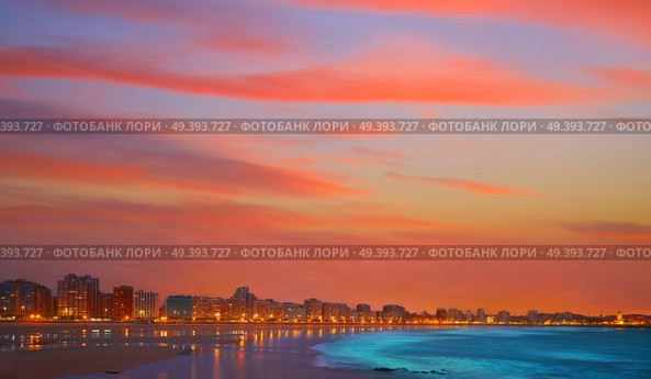 Gijon skyline sunset in San Lorenzo beach of Asturias in Spain. Стоковое фото, агентство Ingram Publishing / Фотобанк Лори