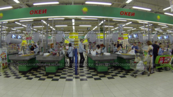 Гипермаркет Окей, зона с кассовыми аппаратами (2013 год). Редакционное видео, видеограф Кекяляйнен Андрей / Фотобанк Лори