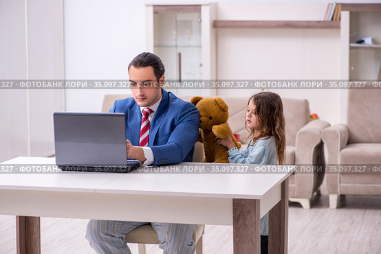 Girl bothering young father during working from house in pandemi. Стоковое фото, фотограф Elnur / Фотобанк Лори