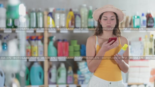 Girl buyer scans qr code on mosquito repellent label. Стоковое видео, видеограф Яков Филимонов / Фотобанк Лори