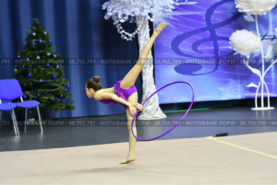 Girl competes in rhythmic gymnastics. Стоковое фото, фотограф Владимир Галкин / Фотобанк Лори