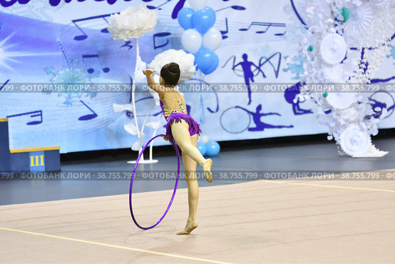 Girl competes in rhythmic gymnastics. Стоковое фото, фотограф Владимир Галкин / Фотобанк Лори