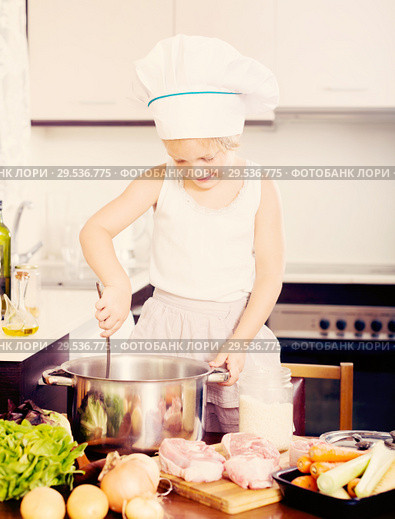 Girl cooking food at domestic kitchen. Стоковое фото, фотограф Яков Филимонов / Фотобанк Лори