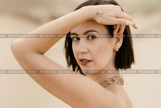 girl in a black long dress in a sandy desert under a blue sky. Стоковое фото, агентство Ingram Publishing / Фотобанк Лори