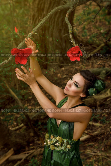girl in a dress of green palm leaves on a forest lake. Стоковое фото, агентство Ingram Publishing / Фотобанк Лори