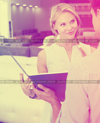 Girl is consulting with assistent about price. Стоковое фото, фотограф Яков Филимонов / Фотобанк Лори