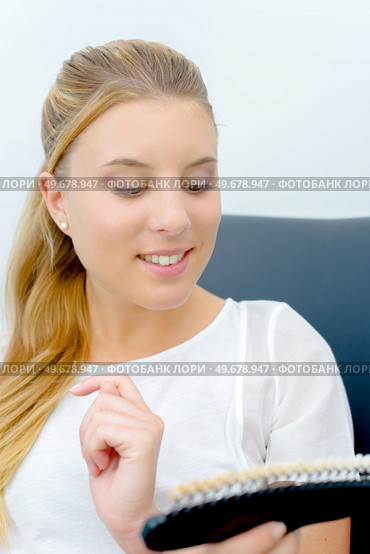 girl looking at set of teeth. Стоковое фото, агентство Ingram Publishing / Фотобанк Лори