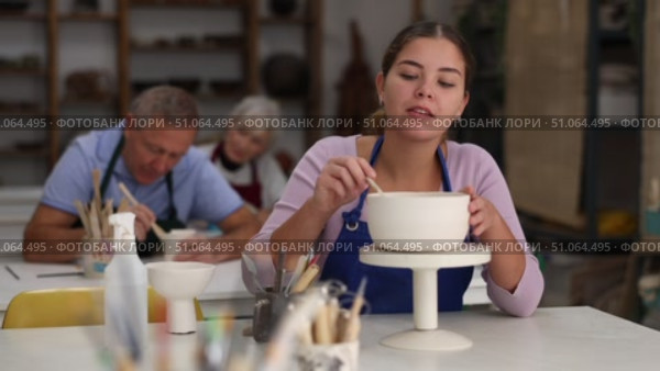 girl made small jug and vase in pottery workshop and demonstrates them. Стоковое видео, видеограф Яков Филимонов / Фотобанк Лори