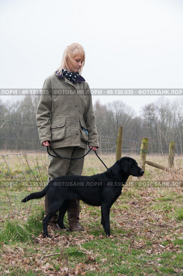 GIrl picking up with her labrador on a game shoot. Стоковое фото, агентство Ingram Publishing / Фотобанк Лори