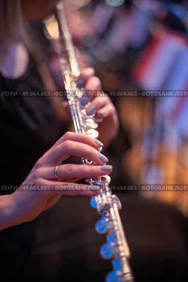 girl playing the flute at a concert. Стоковое фото, агентство Ingram Publishing / Фотобанк Лори