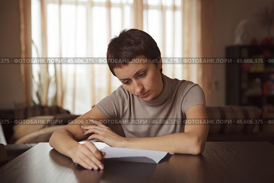 Girl reading a letter. Стоковое фото, фотограф Дмитрий Киселёв / Фотобанк Лори
