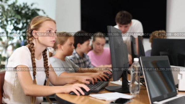 Girl student learning to work on computer in classroom. Стоковое видео, видеограф Яков Филимонов / Фотобанк Лори