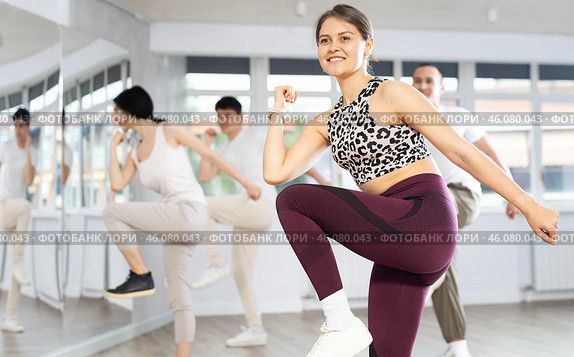 Girl with team of young like-minded people learn to dance modern dances. Стоковое фото, фотограф Яков Филимонов / Фотобанк Лори