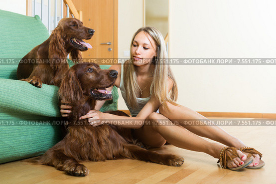 Girl with two Irish setters at home. Стоковое фото, фотограф Яков Филимонов / Фотобанк Лори