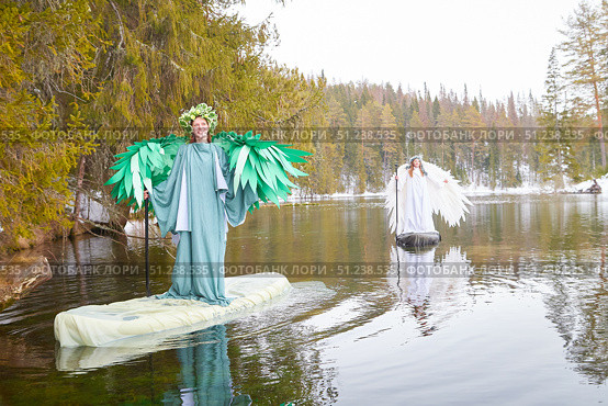 Girls in white and green dresses embody the meeting of winter and spring on a serene lake. Стоковое фото, фотограф Кривошеина Елена Леонидовна / Фотобанк Лори