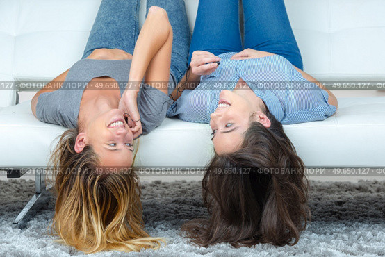 girls laughing watching something in their smart phones. Стоковое фото, агентство Ingram Publishing / Фотобанк Лори