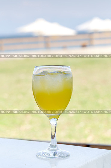 Glass of juice and mango on the background of sea and blue sky close-up. Стоковое фото, фотограф Татьяна Ляпи / Фотобанк Лори