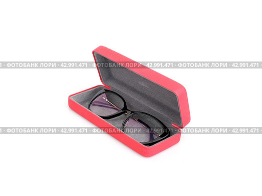 Glasses in a red case isolated on a white background. Стоковое фото, фотограф Елена  Попкова / Фотобанк Лори