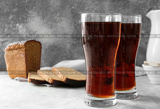 Glasses of fresh kvass on grey background. Стоковое фото, фотограф Pixel_shot / Фотобанк Лори