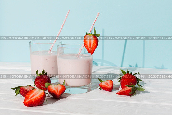glasses strawberry yogurt with berries. Стоковое фото, агентство Ingram Publishing / Фотобанк Лори