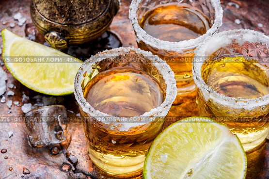 Glasses with a tequila and slice of lime.Gold Mexican tequila. Tequila shot with lime and salt. Стоковое фото, агентство Ingram Publishing / Фотобанк Лори