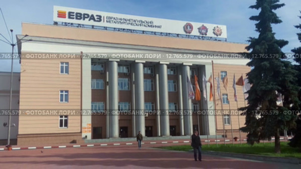 Главная проходная завода НТМК, принадлежащего группе компаний Евраз, Нижний Тагил (2015 год). Редакционное видео, видеограф Кекяляйнен Андрей / Фотобанк Лори