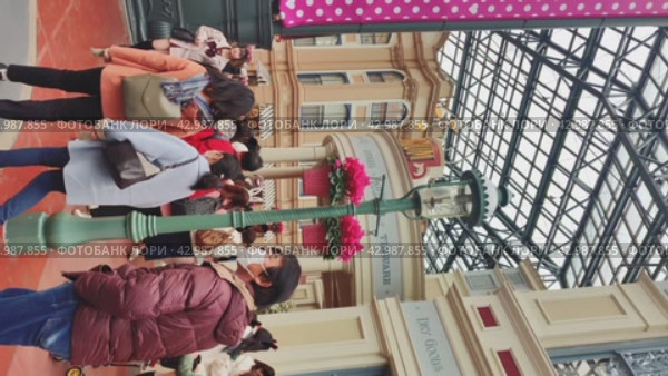 Главная улица (World Bazaar) в Токийском Диснейленде (2024 год). Редакционное видео, видеограф Владимир Макеев / Фотобанк Лори