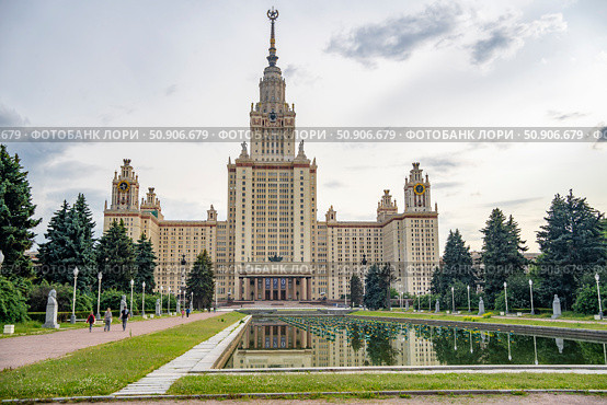Главное здание МГУ в летний день. Москва. Июнь 2025. Редакционное фото, фотограф Владимир Макеев / Фотобанк Лори