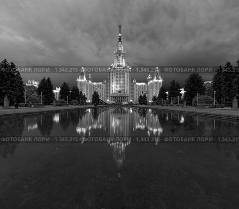Главное здание МГУ вечером (2009 год). Стоковое фото, фотограф Павел Широков / Фотобанк Лори