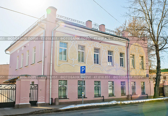 Главный дом городской усадьбы конца XVIII - XIX веков (Дом с волнами). Улица Александра Солженицына, 36, стр. 1. Москва. Редакционное фото, фотограф E. O. / Фотобанк Лори