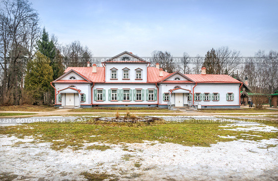 Главный дом усадьбы Абрамцево. The main manor house in Abramtsevo (2020 год). Редакционное фото, фотограф Baturina Yuliya / Фотобанк Лори