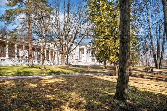 Главный дом в парке Main House in Ostafyevo among park trees (2020 год). Редакционное фото, фотограф Baturina Yuliya / Фотобанк Лори