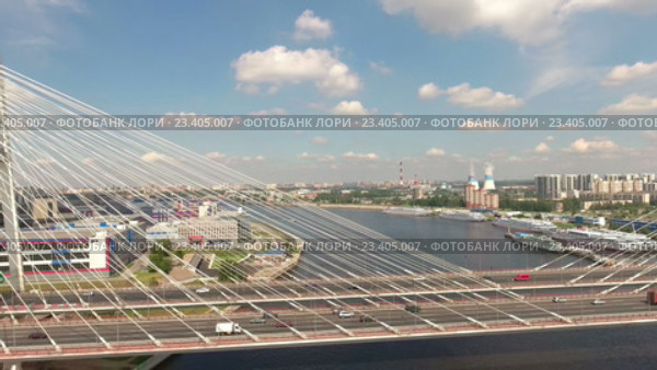 Главный пролет Большого Обуховского вантового моста через реку Неву. Санкт-Петербург (2016 год). Стоковое видео, видеограф Кекяляйнен Андрей / Фотобанк Лори