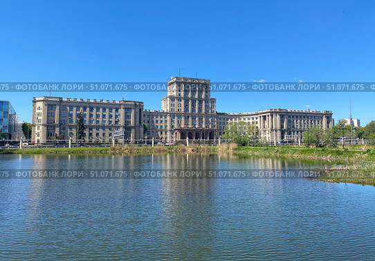 Главный учебный корпус МГТУ. Вид из Лефортовского парка, Москва (2024 год). Редакционное фото, фотограф Мария Кылосова / Фотобанк Лори