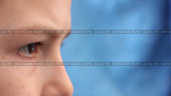Глаза ребенка играющего в компьютерную игру. Стоковое видео, видеограф Андрей С / Фотобанк Лори