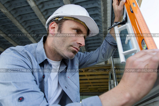 glazier is using a spirit level. Стоковое фото, агентство Ingram Publishing / Фотобанк Лори