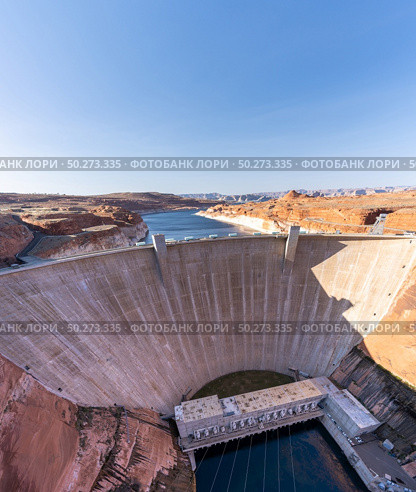 Glen Canyon Dam with Lake Powell in the Desert rural area of Page city Arizona, United States. USA Landmark environmental water resources reservoir and electricity concept. Стоковое фото, агентство Ingram Publishing / Фотобанк Лори