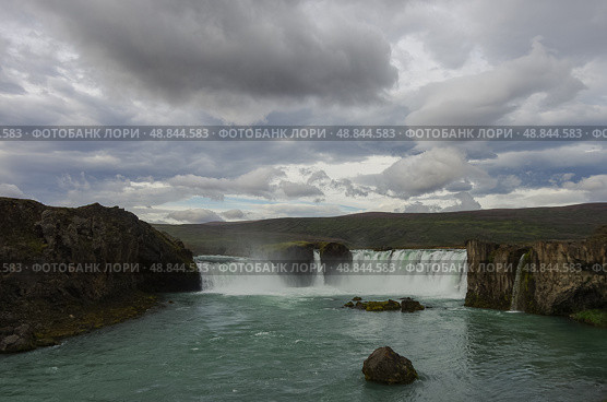 Годафосс (Godafoss) - очень красивый исландский водопад. Он расположен на севере острова, недалеко от озера Миватн и кольцевой дороги. (2014 год). Стоковое фото, фотограф Дымов Игорь / Фотобанк Лори