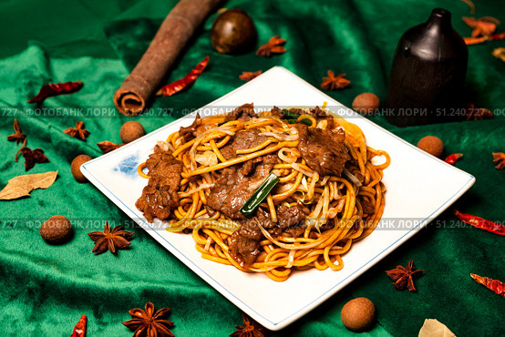 Golden Noodles and Savory Beef Dish at a Vibrant Chinese Establishment. Стоковое фото, фотограф Aleksandr Golubev / Фотобанк Лори