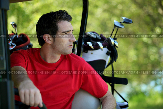 Golfer in buggy. Стоковое фото, агентство Ingram Publishing / Фотобанк Лори