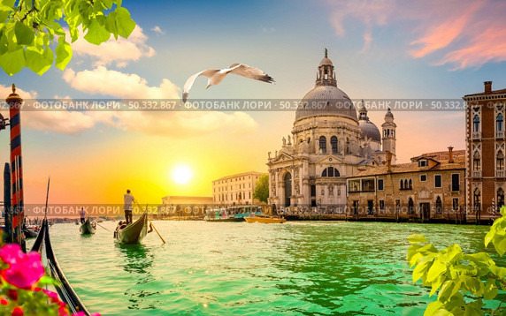 Gondolas along the Grand Canal in Venice, Italy. Стоковое фото, агентство Ingram Publishing / Фотобанк Лори