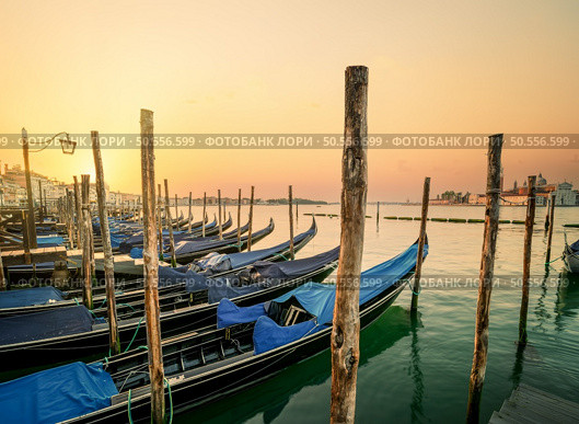 Gondolas and San Giorgio Maggiore island in Venice, Italy. Стоковое фото, агентство Ingram Publishing / Фотобанк Лори