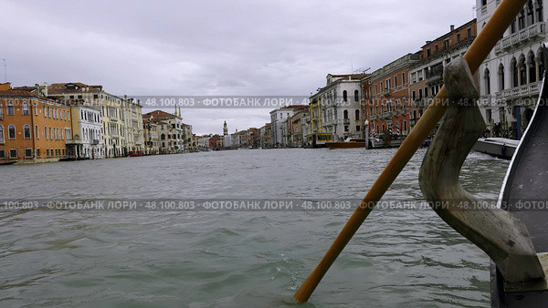 Gondolier rowing gondola on grand canal in venice, Italy. Стоковое фото, фотограф David Kashakhi / Фотобанк Лори