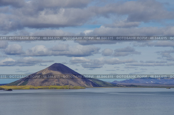 Гора Vindbelgjarfjall и озеро в зимнем пейзаже Миватн, Исландия. Стоковое фото, фотограф Дымов Игорь / Фотобанк Лори