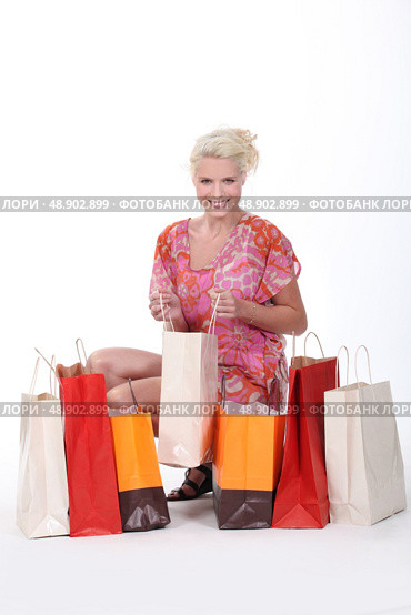 gorgeous blonde with shopping bags isolated on white. Стоковое фото, агентство Ingram Publishing / Фотобанк Лори