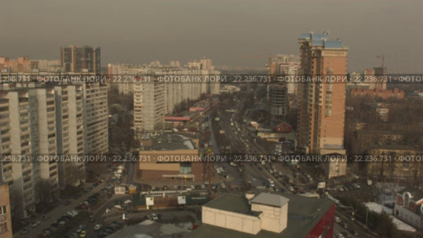 Горизонтальная панорама большого города. Съемка с коптера. Стоковое видео, видеограф Евгений Ковалев / Фотобанк Лори
