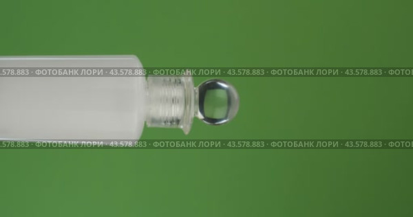 Горизонтальное вращение флакона с кремом для лица на зеленом экране. Крупный план. Макияж и косметические предметы. Стоковое видео, видеограф Александр Собко / Фотобанк Лори
